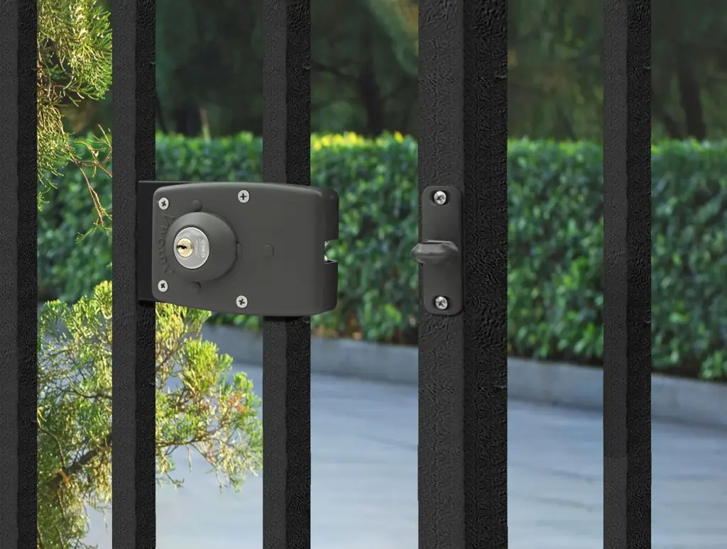 Llavín de seguridad Poly 3100 para portones y rejas con cierre automático 4
