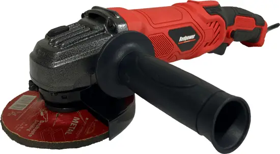 Esmeriladora angular Red Power de 4 1/2 pulgadas y 900W, color rojo y negro, sobre una superficie de trabajo. 1