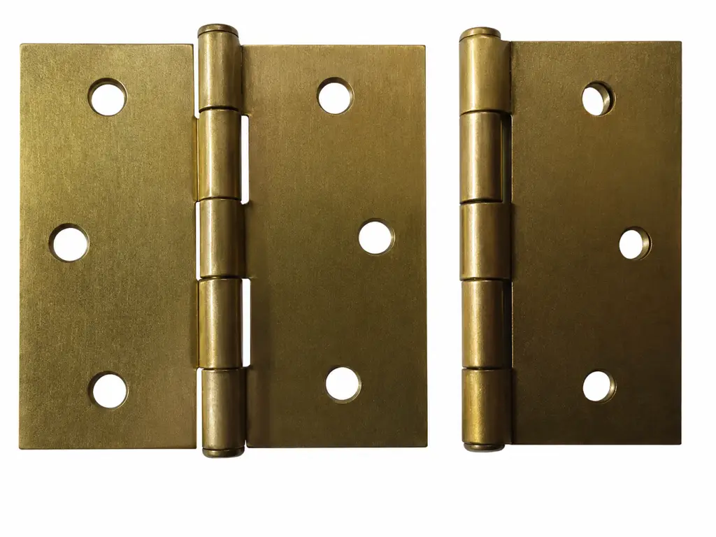 Bisagra cuadrada de acero de 4 x 4 pulgadas con acabado latonado disponible en Disfersa.