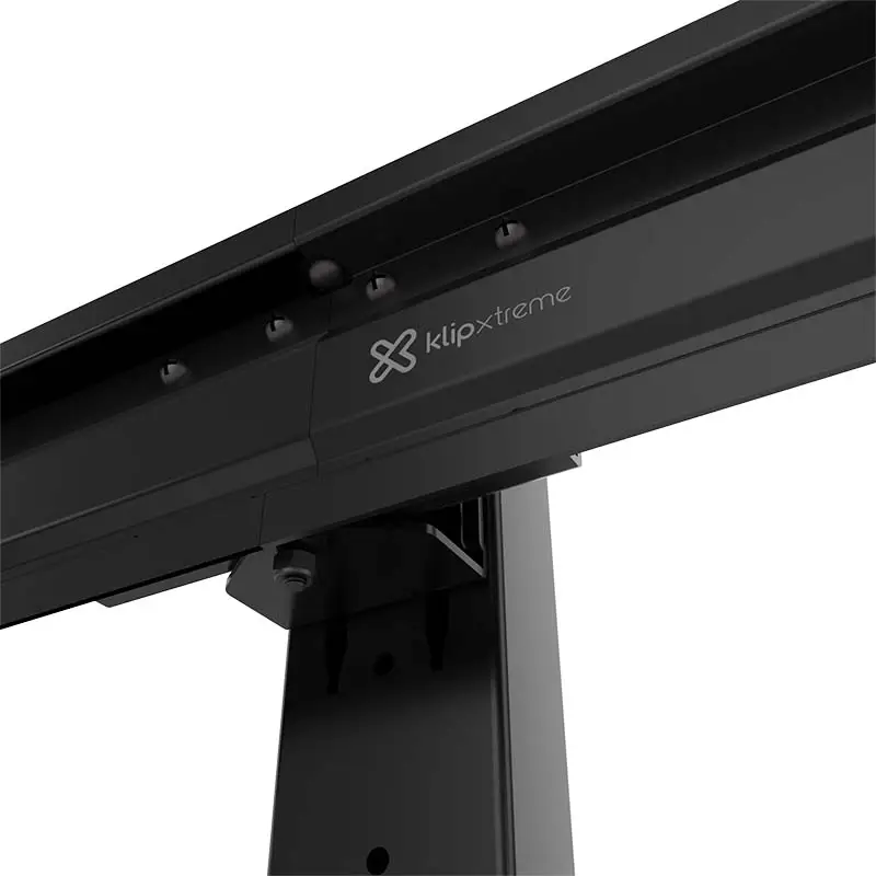 Soporte de sobremesa Klip Xtreme con base de vidrio templado negro sosteniendo una pantalla plana ajustable. 7